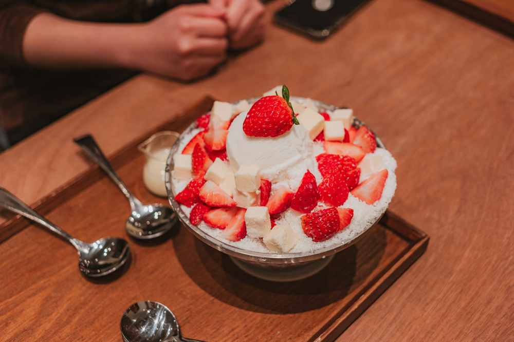 韓国のイチゴパッピンス（딸기빙수）。ふわふわの氷の上にたっぷりのイチゴとクリームがのった夏の定番スイーツ。