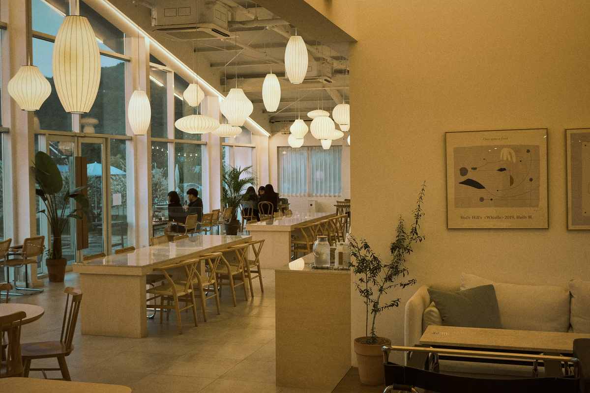ソウルのカフェの様子。おしゃれなインテリアと居心地の良い空間が広がる韓国カフェ文化を象徴する一枚。