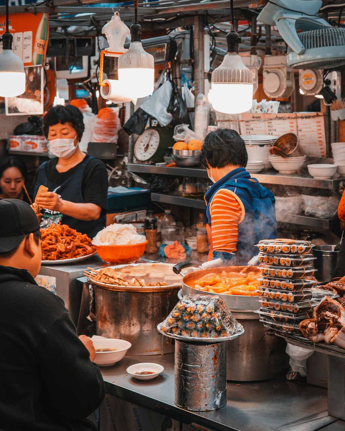 韓国語の「おいしい」表現を学ぶイメージ。韓国の食卓や市場の風景から、言葉と文化が感じられる一枚。