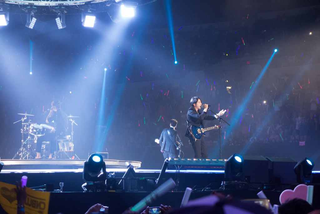 K-POPコンサートのステージと観客の様子。RESCENEが活躍するK-POPシーンの熱気を感じさせる一枚。